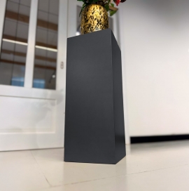 MDF gelakte sokkel in de kleur blue steel (donker antraciet) met metal look - onderaanzicht
