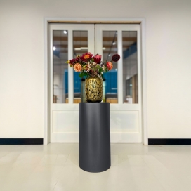 Deze houten sokkels zijn afgelakt met een metaallook lak. Het model Blue Steel heeft een donker antraciet grijze kleur. 