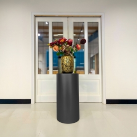 Deze houten sokkels zijn afgelakt met een metaal lak. De Black Copper is de donkerste variant van de metal look sokkels. De metaallak van de sokkel oogt mat met een subtiele koperglans.