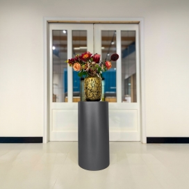 Deze houten sokkels zijn afgelakt met een metaallook lak.  Het model Dark Steel heeft een antraciet grijze kleur.