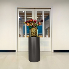 Deze houten sokkels zijn afgelakt met een metaallook lak. Deze houten sokkels zijn afgelakt met een metaallook lak. Het model Dark Metal heeft een donkergrijs tot zwarte kleur die lijkt op mat zwart.