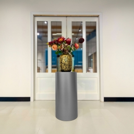 Deze houten sokkels zijn afgelakt met een metaallook lak. Het model Gun Metal is een MDF zuil die gelakt is met een metaallak. De Gun Metal is een afwerking die lijkt op donker zilver. 