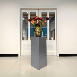 Deze houten sokkels zijn afgelakt met een metaallook lak. Het model Gun Metal is een MDF zuil die gelakt is met een metaallak. De Gun Metal is een afwerking die lijkt op donker zilver. 