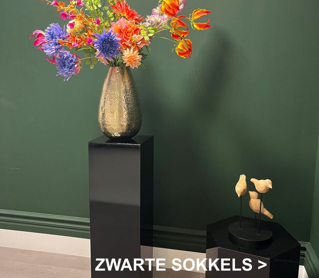 sfeerfoto zwarte sokkel/zuil/pilaar, plantentafel, bijzettafel