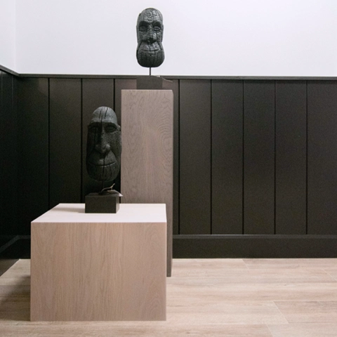 standbeeld op sokkel