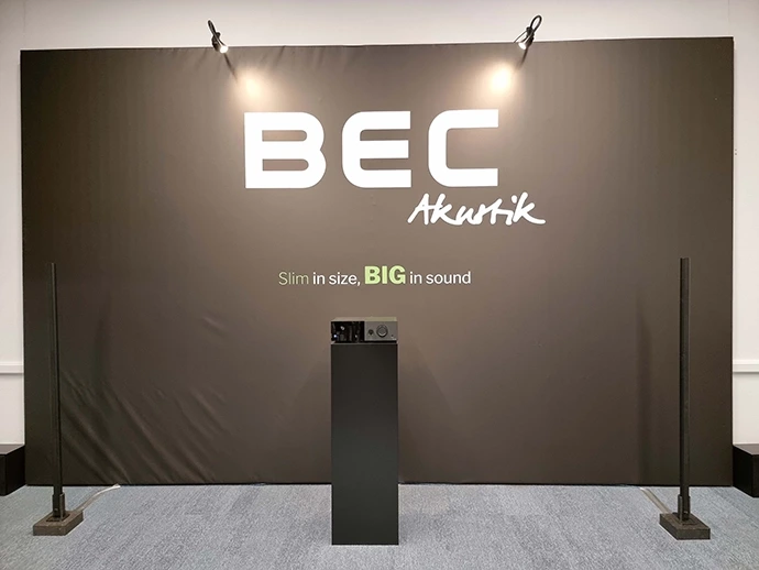 Sokkel als podium voor product van BEC