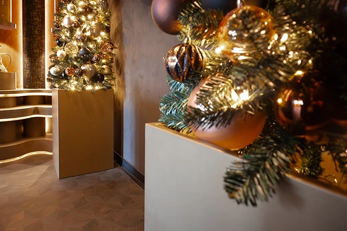 Sokkels met kerstbomen in Thermen 