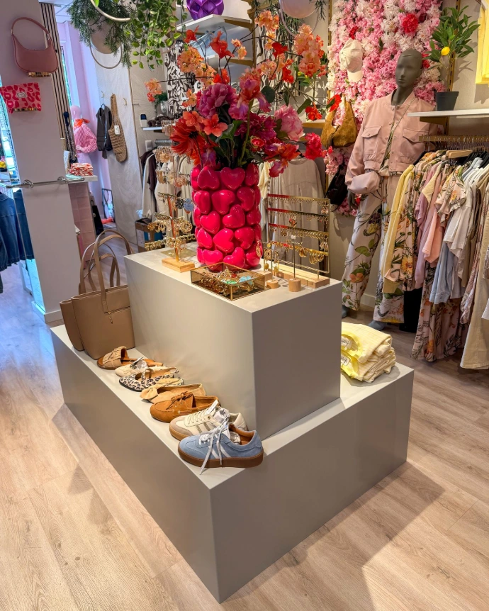 Sokkels als display voor schoenen in modezaak