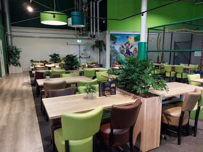 Plantenbakken als roomdividers in Monkey Town