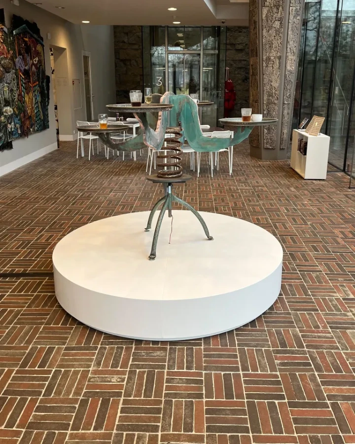 Sokkel op maat gemaakt voor het LAM museum