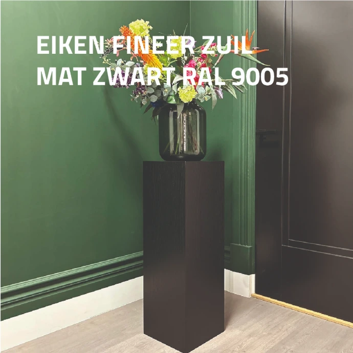 Sokkel met bos bloemen