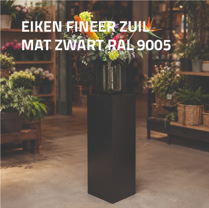 Matzwarte eiken fineer zuil met bloemstuk