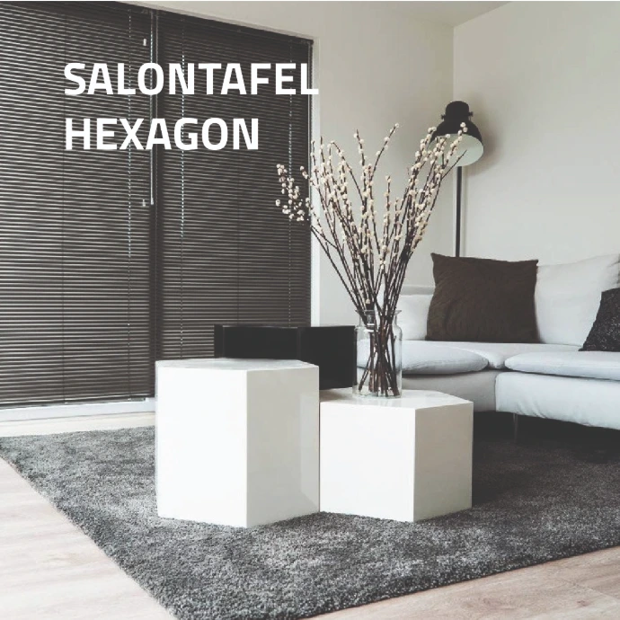 Witte sokkels als salontafel in strak, modern interieur