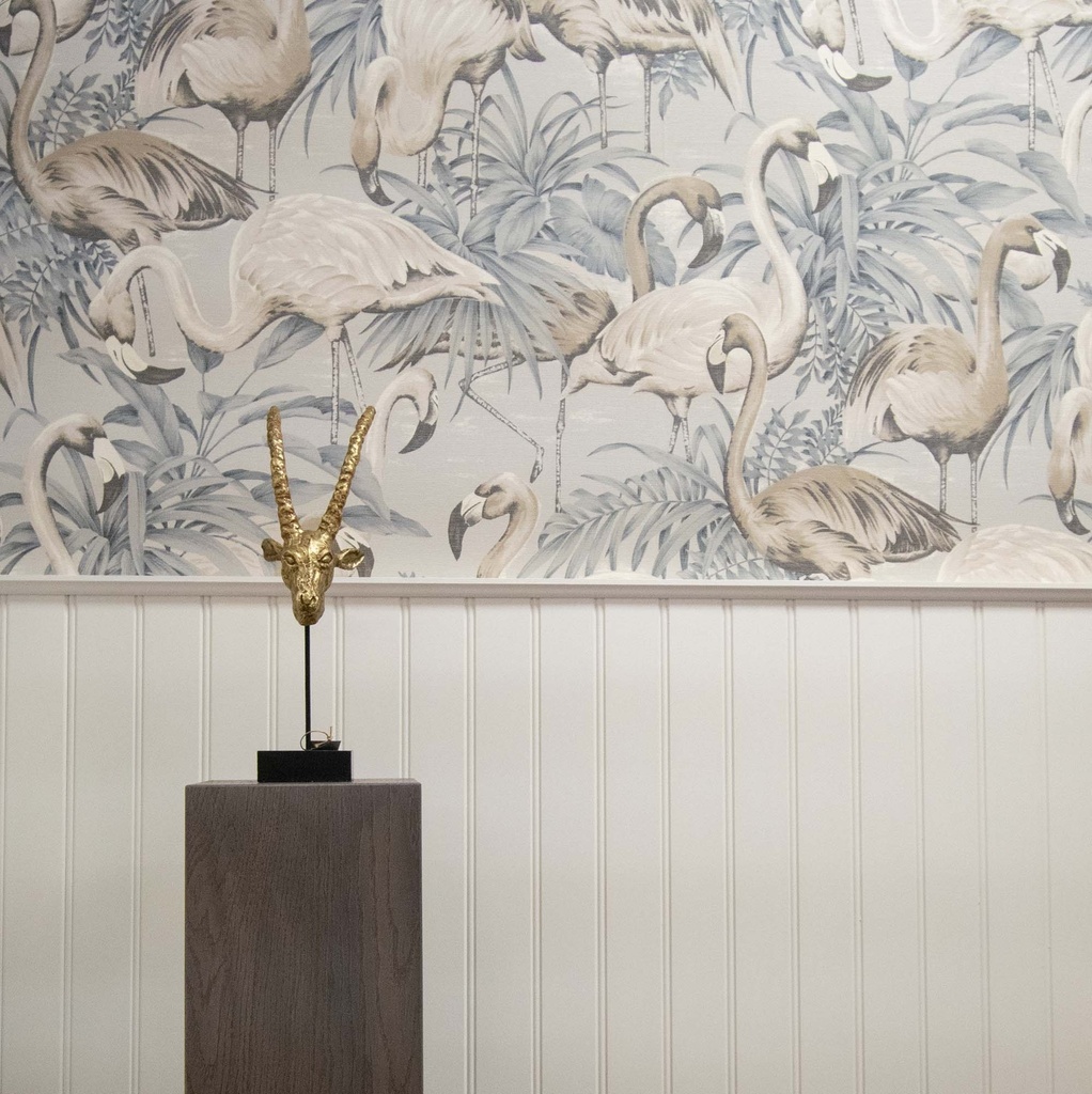 Beeld van gouden stierenkop op eiken sokkel.jpg