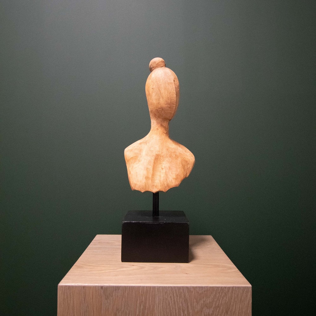 houten borstbeeld van vrouw op sokkel voor groene wand.jpg
