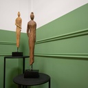 twee houten beelden van vrouwen op zwart metalen sokkels.jpg