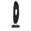 Zwarte sculptuur op voet
